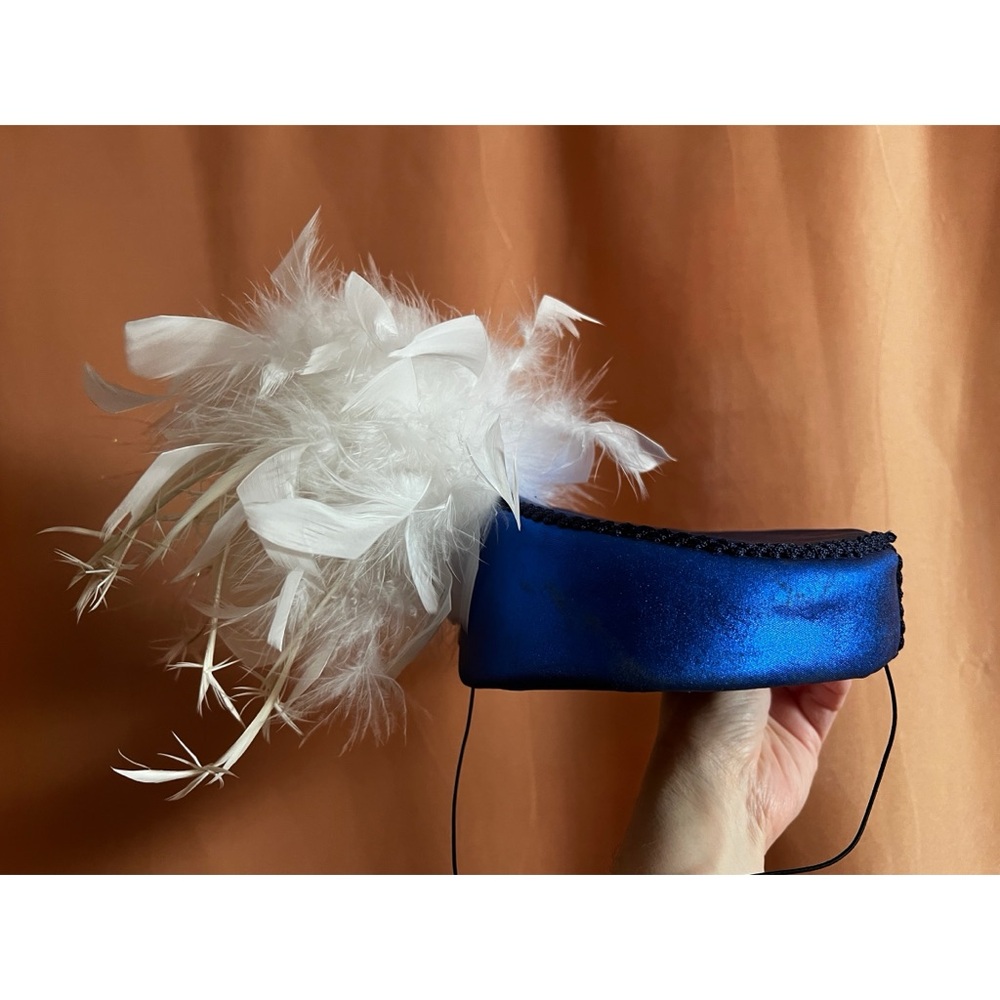 Elegant Blue Vintage Fascinator Hat with White Feather Accent Burlesque - Picture 5 of 16